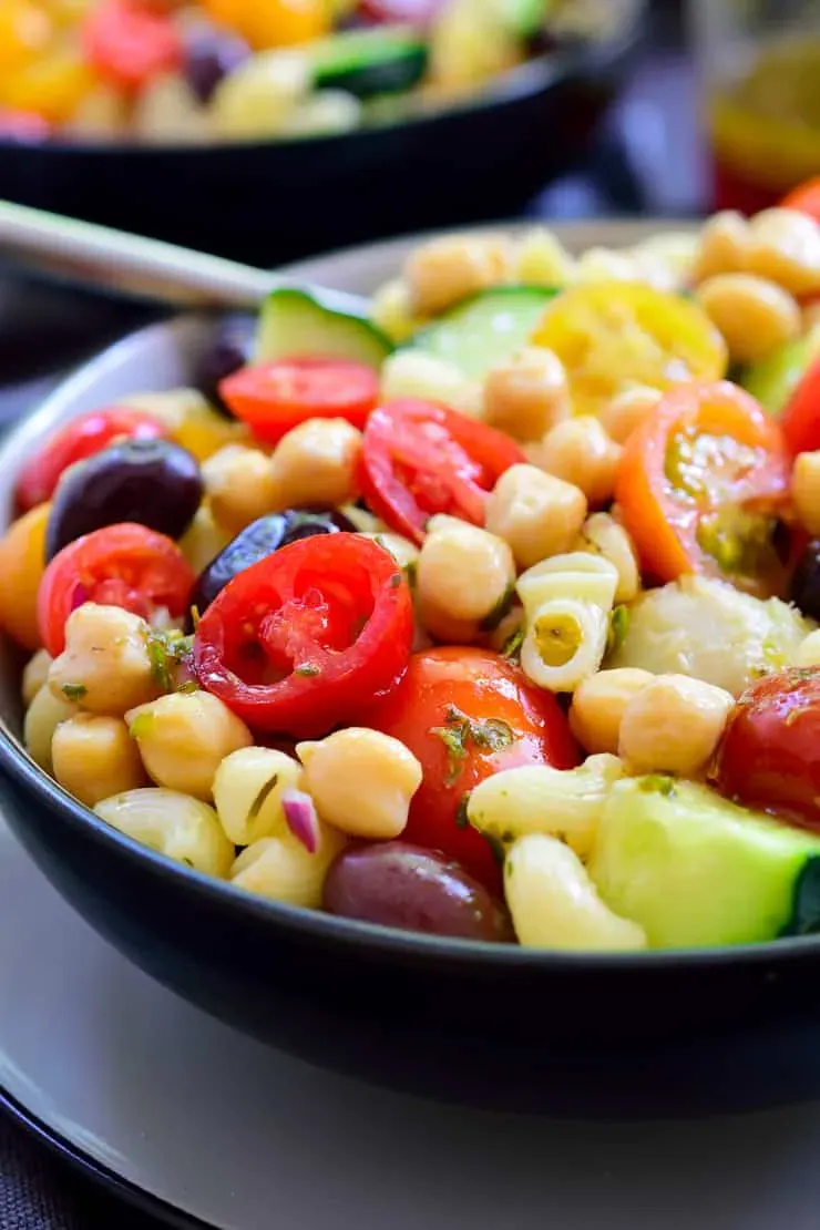 Discover this amazing mediterranean chickpea salad vegan