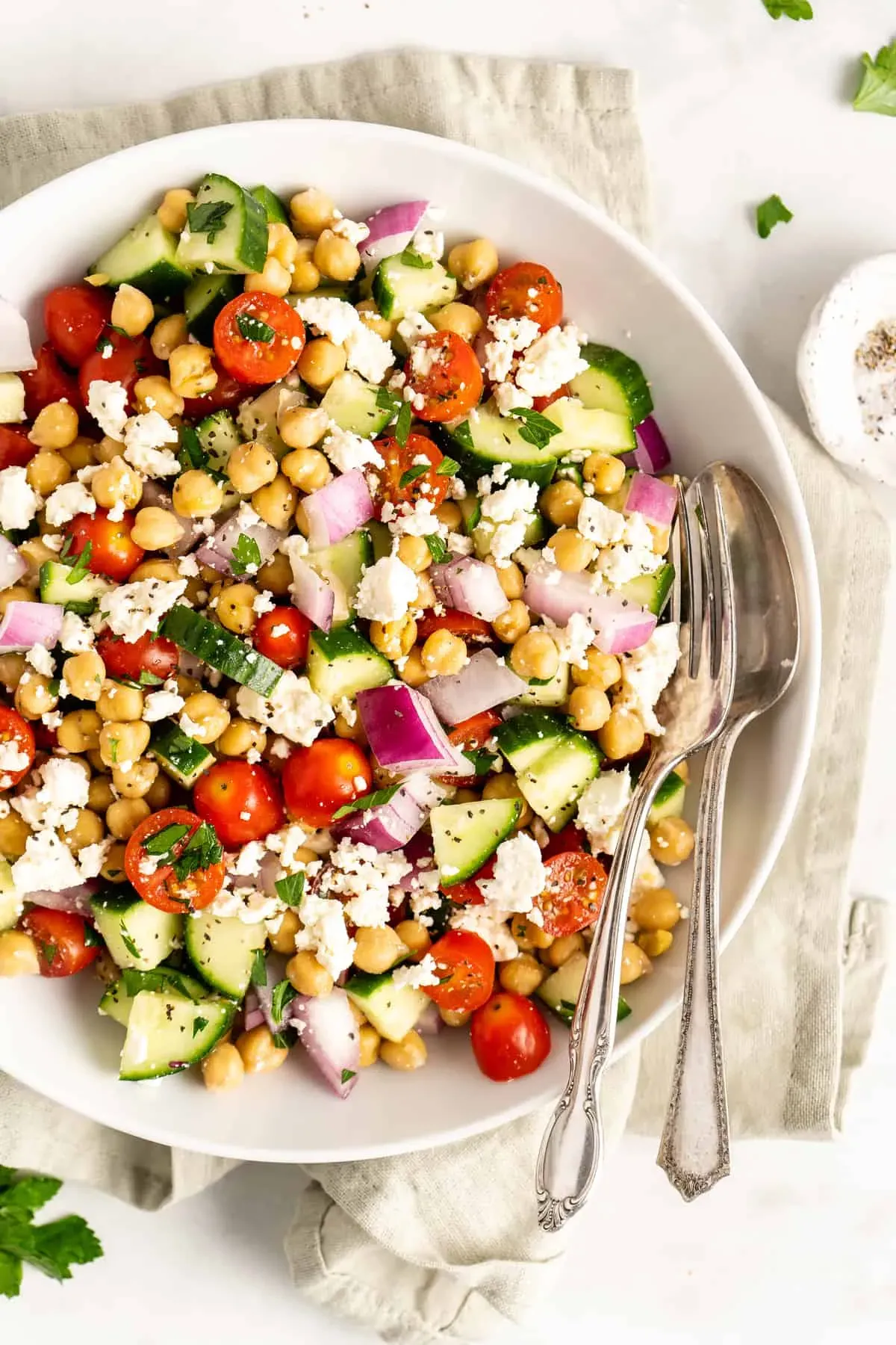 Delicious Mediterranean Chickpea Salad with Balsamic Vinegar